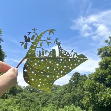 「一片葉子」雕出整個世界！葉雕藝術家化自身ADHD為力量，作品勵志遍布日本展覽
