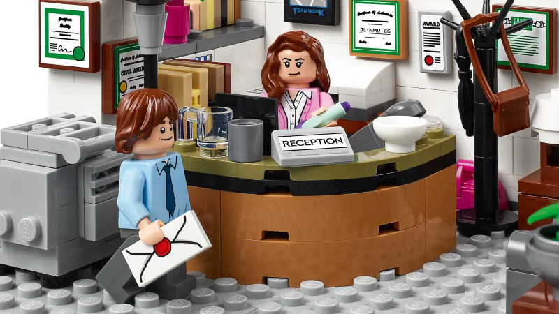 LEGO 21336 Ideas 系列「我們的辦公室」The Office 劇中場景、上班族日常用品充分還原！