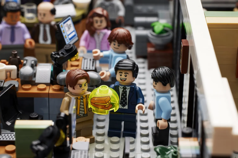 LEGO 21336 Ideas 系列「我們的辦公室」The Office 劇中場景、上班族日常用品充分還原！