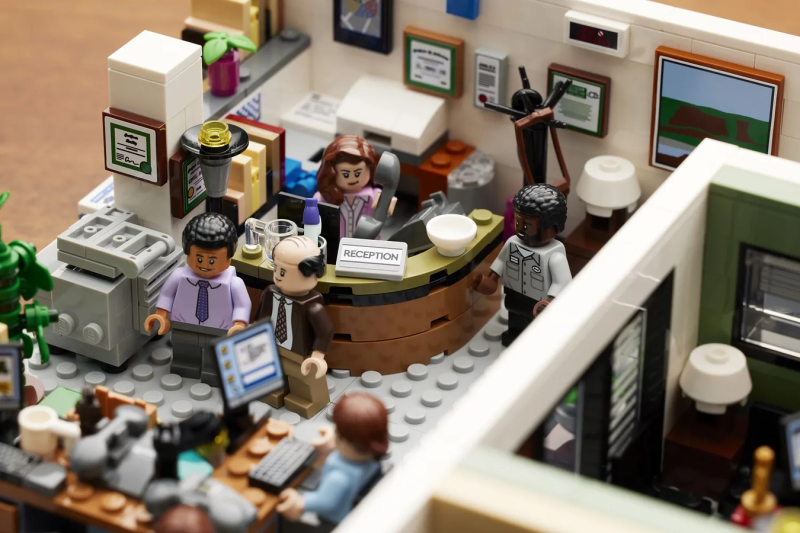 LEGO 21336 Ideas 系列「我們的辦公室」The Office 劇中場景、上班族日常用品充分還原！