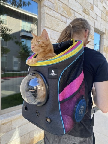 貓貓遊戲《Stray》服裝實體化！同款電玩胸背帶與聯名貓咪太空旅行背包確認商品化！