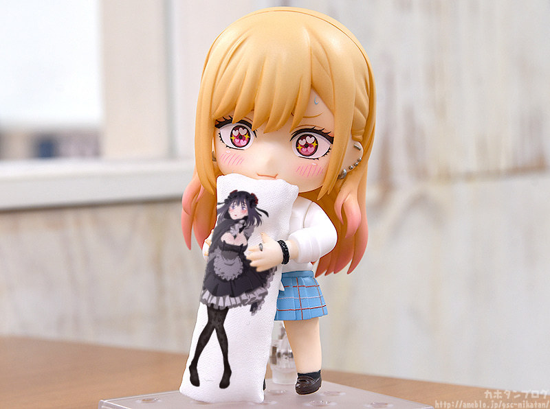 宅宅辣妹有夠香!黏土人《戀上換裝娃娃》喜多川海夢 濕漉女2、小雫抱枕可愛登場