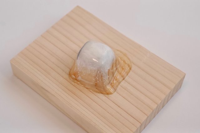 竟然是木雕！推主製作「山葵與鯊魚皮磨泥器」，細微紋理怎麼看都是真貨