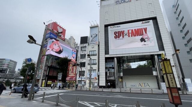 從高樓探出身體的立體安妮亞！新宿巨型3D廣告播放《間諜家家酒》第二部分宣傳
