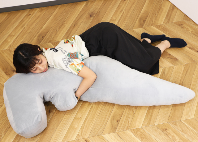 「Eye Slugger！」　BENELIC推出《超人七號》「宇宙頭鏢造型抱枕」巨大的頭鏢抱起來也很好睡！