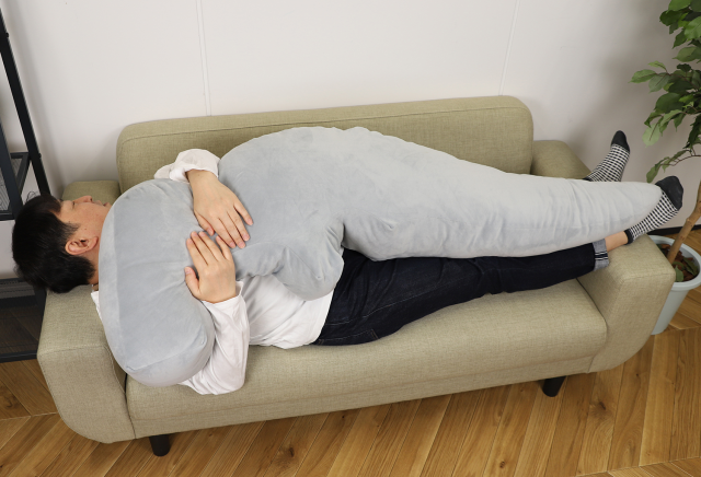 「Eye Slugger！」　BENELIC推出《超人七號》「宇宙頭鏢造型抱枕」巨大的頭鏢抱起來也很好睡！