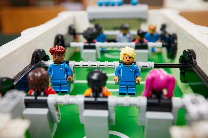 LEGO 21337 Ideas 系列「手足球」Table Football 操控五人球隊享受進球快感！