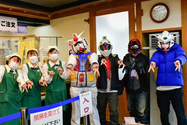 日本鋼彈Coser生ガンダム 19年來在各地滑雪場扮演初鋼展現專注熱情!