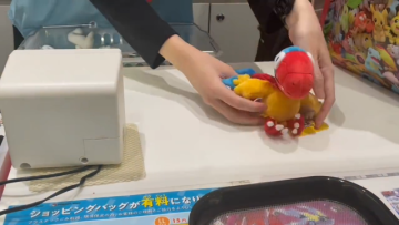 一隻一隻面對面好好認識！日本寶可夢中心店員「擺正玩偶」貼心舉動讓消費者覺得超級暖心！