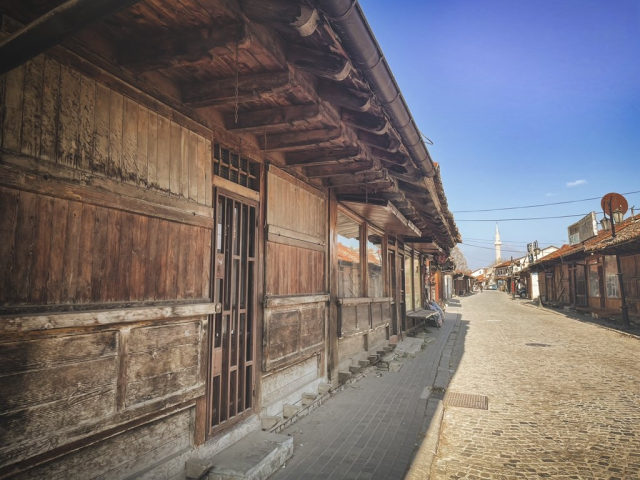 這根本是日本吧！？推主到科索沃旅遊驚見極似古代日本的城市，突然穿梭到江戶時代的感覺！？