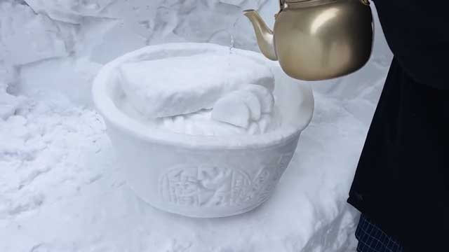 你在幹嘛啊啊啊！咚兵衛官方推特發布「將咚兵衛雪雕吃掉」影片，好好的雪雕就這樣融化了啊！