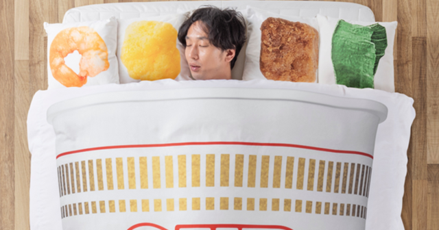 日清最新力作！伴你入眠「謎肉陪睡寢具組」，各位想不想和泡麵食材一起睡覺呀？