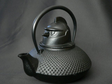 日本傳統工藝「南部鐵器」，達人也認證的超級珍品是這把「鐵人28號」造型水壺！
