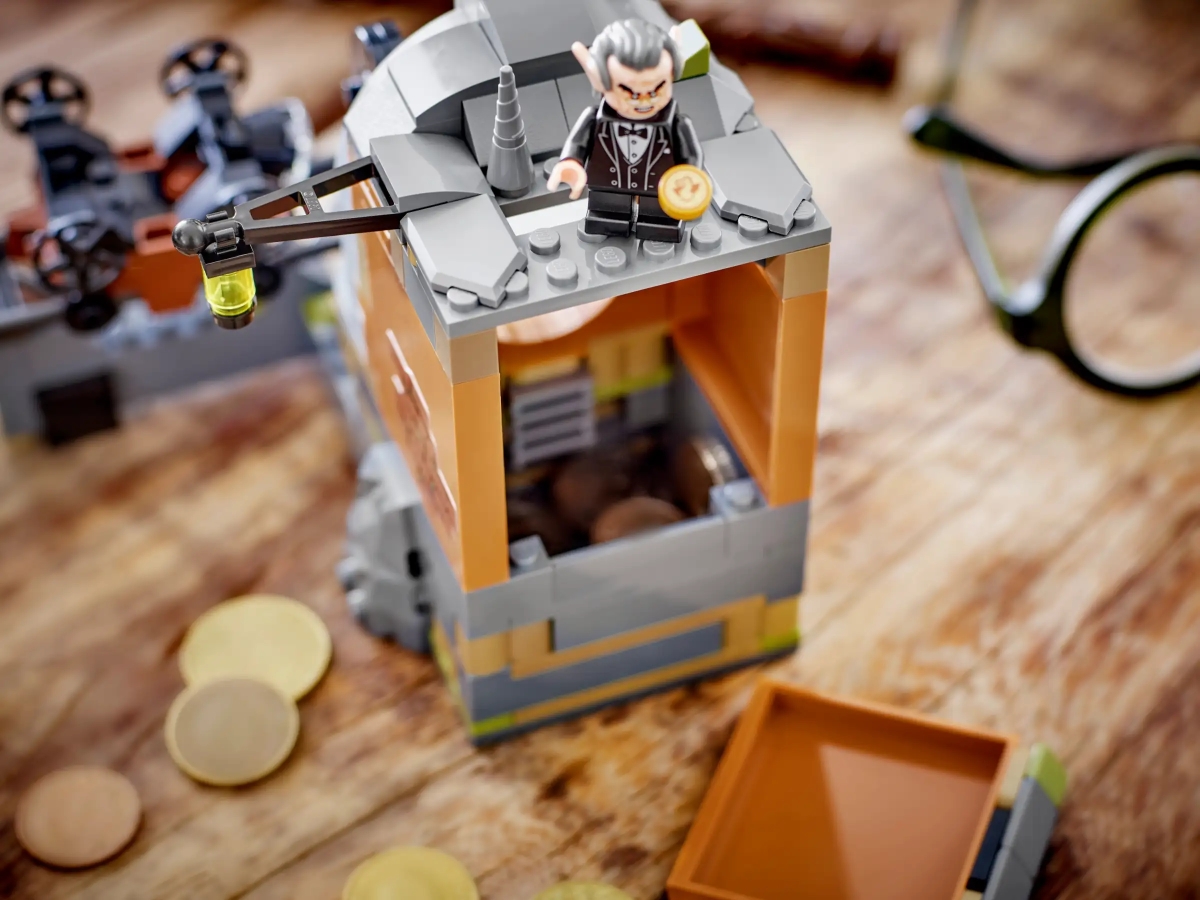 LEGO 40598《哈利波特》古靈閣金庫(Gringotts Vault)滿額禮 利用頂部投幣孔化身迷你存錢桶!