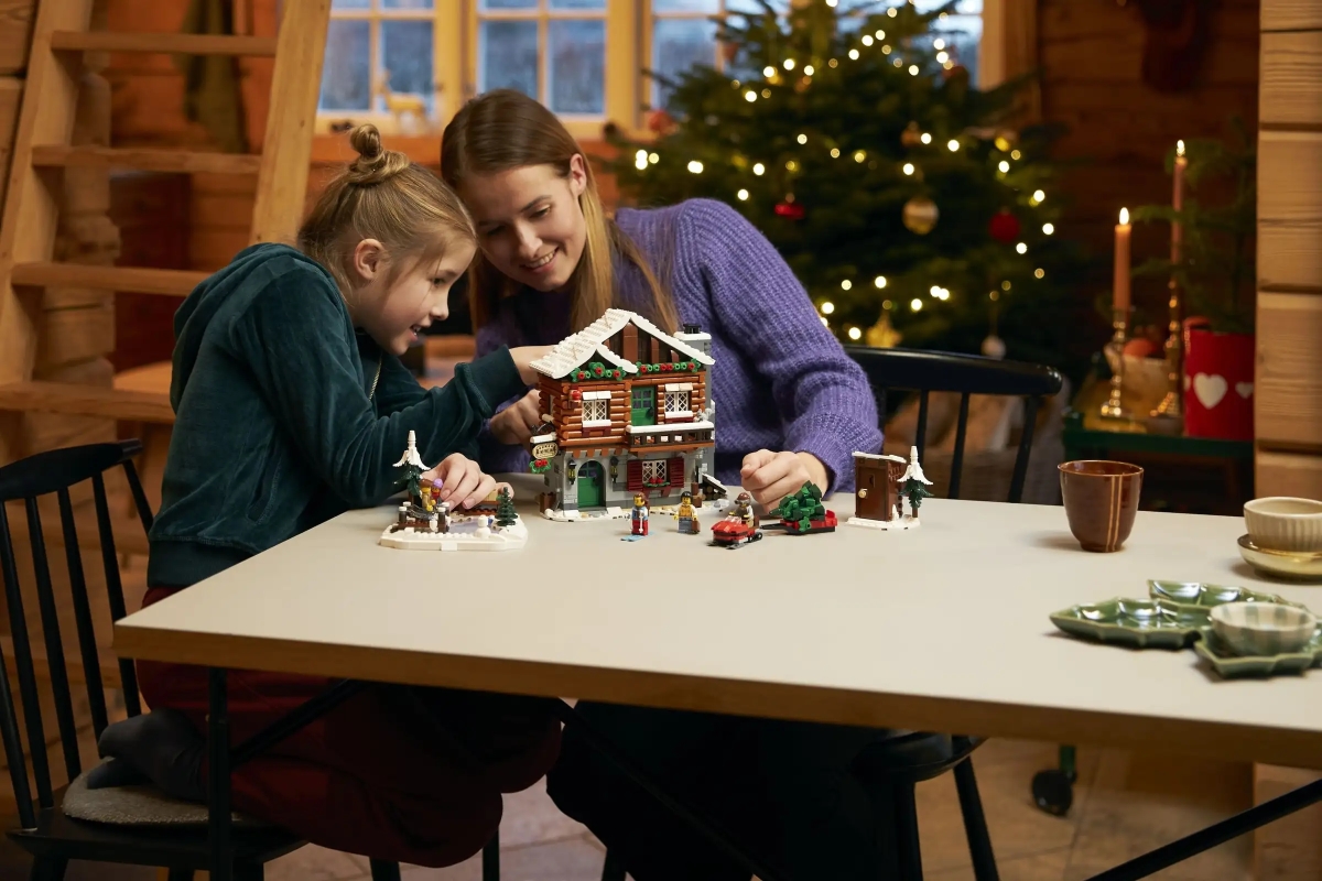 LEGO 10325 Icons 系列「高山小屋」(Alpine Lodge)2023 年的冬季村莊盒組來到山上度假!