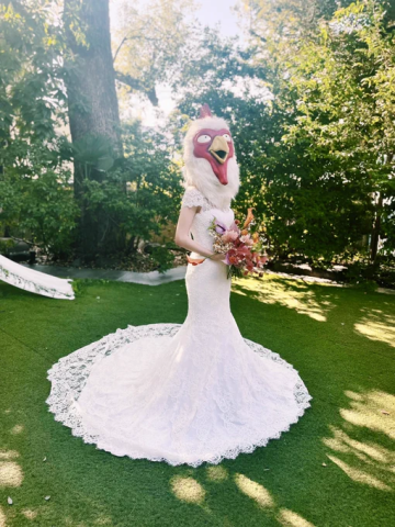 《BEASTARS》作者板垣巴留宣布結婚喜訊 連婚紗都戴「招牌雞頭」讓粉絲爆笑不已