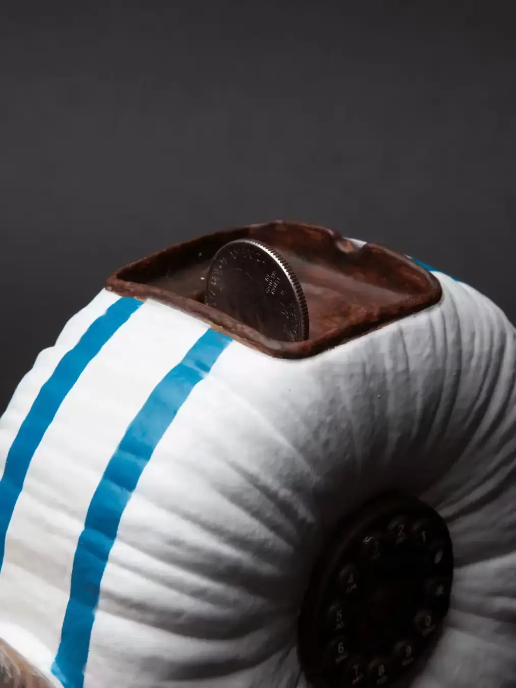 ToyQube『Netflix航海王真人版 電話蟲存錢筒(卡普)』擬真還原!偷存私房錢就靠牠啦