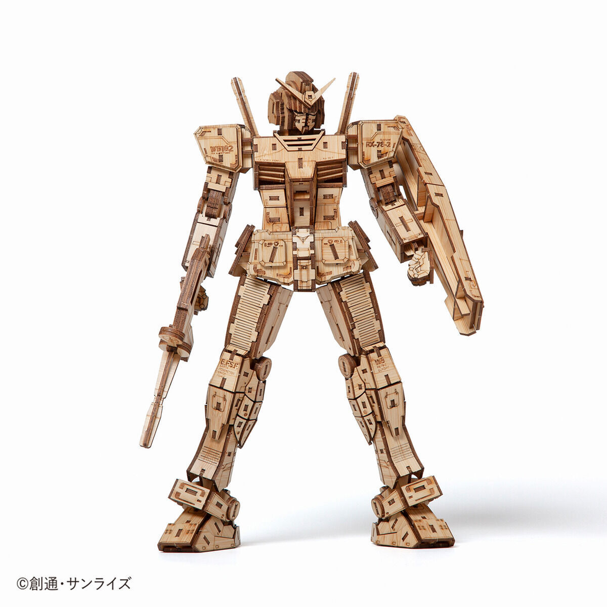 萬代『Bamboo Art wa-gu-mi RX-78-2 鋼彈』竹工藝拼裝模型 由421片零件組成、高27公分！