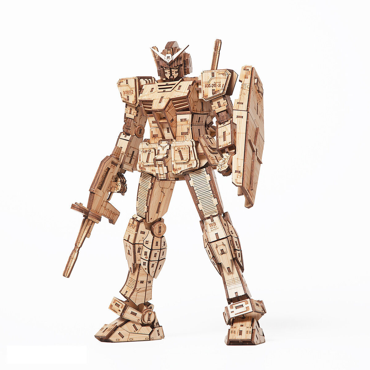 萬代『Bamboo Art wa-gu-mi RX-78-2 鋼彈』竹工藝拼裝模型 由421片零件組成、高27公分！
