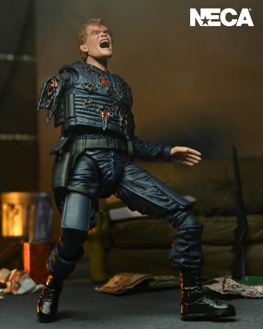 NECA《機器戰警》「亞歷克斯·墨菲 7 吋可動人偶＆簽名卡」套裝組 臨死前的巨量痛楚慘烈立體化！