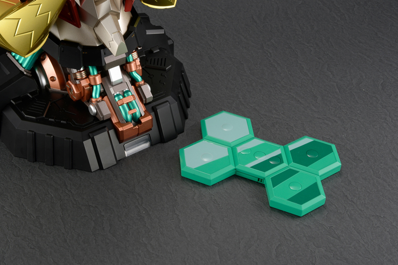 搭載發光發聲機能『AMAKUNI機神 始源我王凱牙 展示頭像』27cm魄力尺寸再現兇狠造型！