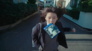 PlayStation Japan全新廣告！匆匆忙忙出門的少女不是叼著吐司、而是...遊戲片？