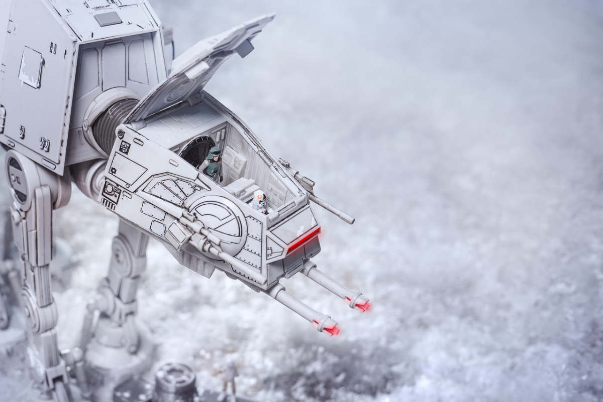 Jazwares『星際大戰 迷你星際中隊 霍斯星之役』戰鬥套組，多種載具重現冰天雪地中的名場面！