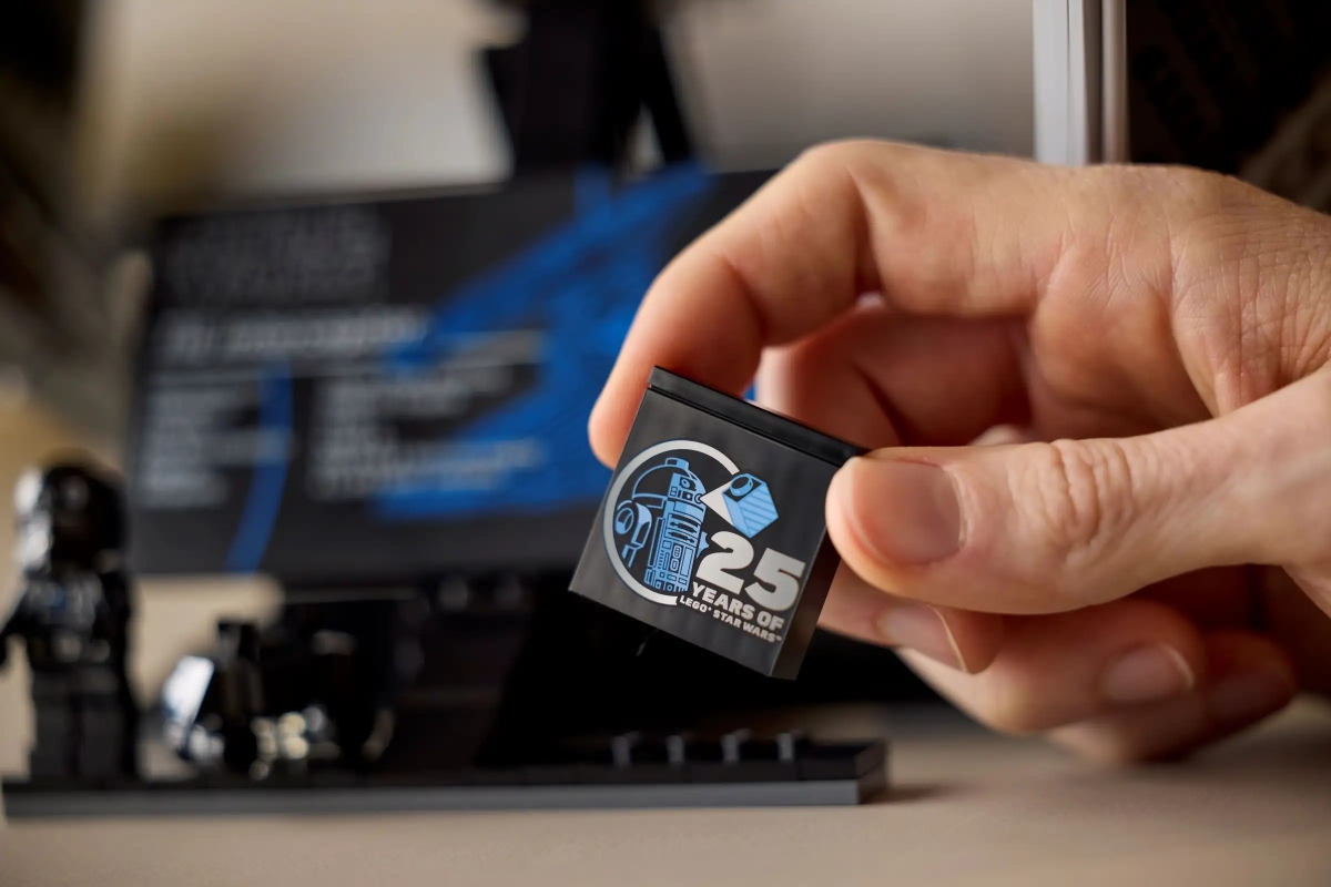 LEGO 75382 UCS 系列《星際大戰》鈦攔截機（TIE Interceptor）還在駕駛艙內呈現出瞄準 X翼戰機場景！