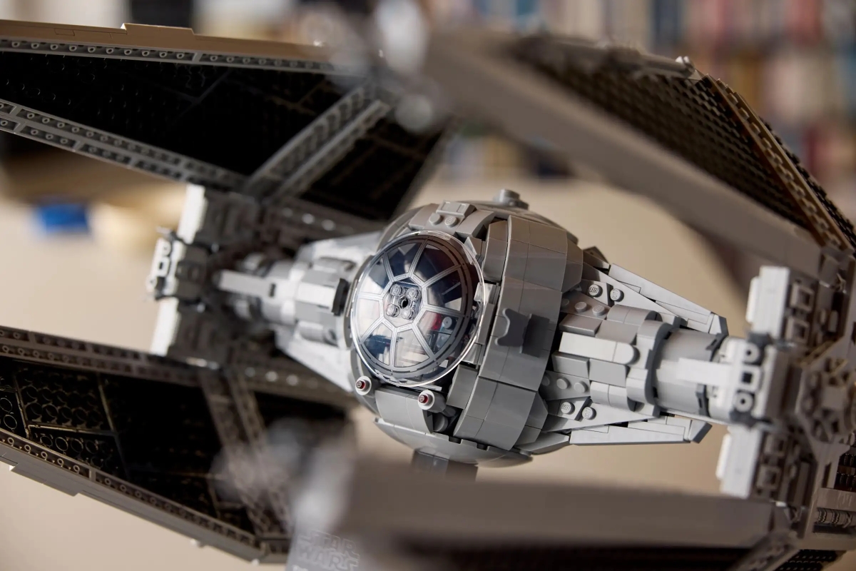 LEGO 75382 UCS 系列《星際大戰》鈦攔截機（TIE Interceptor）還在駕駛艙內呈現出瞄準 X翼戰機場景！