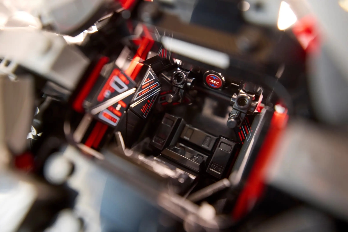 LEGO 75382 UCS 系列《星際大戰》鈦攔截機（TIE Interceptor）還在駕駛艙內呈現出瞄準 X翼戰機場景！
