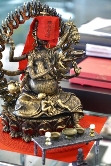 小島秀夫收到國片《咒》「大黑佛母」雕像收藏　粉絲默契念出咒語、稱是「台灣特級咒物」