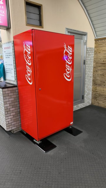 「我以為這是自動販賣機...」　推主看到超大的可口可樂紅箱子、這到底是不是自動販賣機呢？