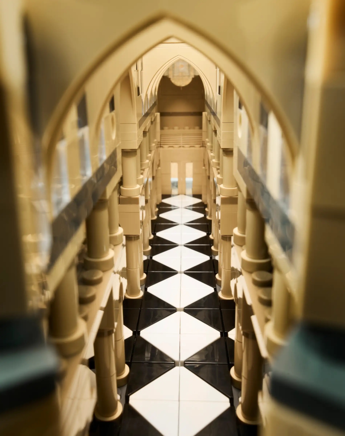 LEGO 21061 建築系列「巴黎聖母院」（Notre-Dame de Paris）絕美玫瑰窗、尖肋骨拱結構再現！