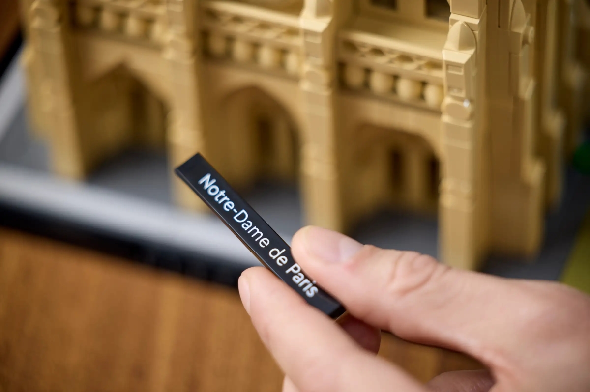 LEGO 21061 建築系列「巴黎聖母院」（Notre-Dame de Paris）絕美玫瑰窗、尖肋骨拱結構再現！