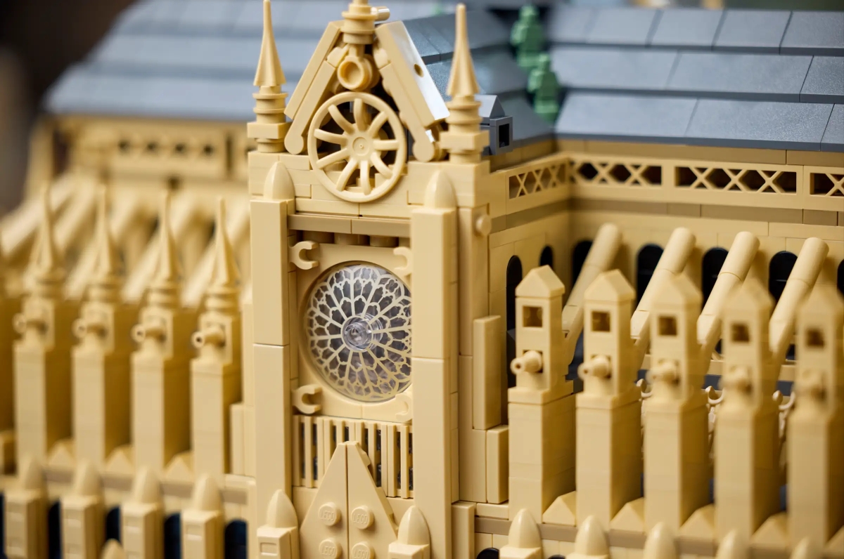 LEGO 21061 建築系列「巴黎聖母院」（Notre-Dame de Paris）絕美玫瑰窗、尖肋骨拱結構再現！