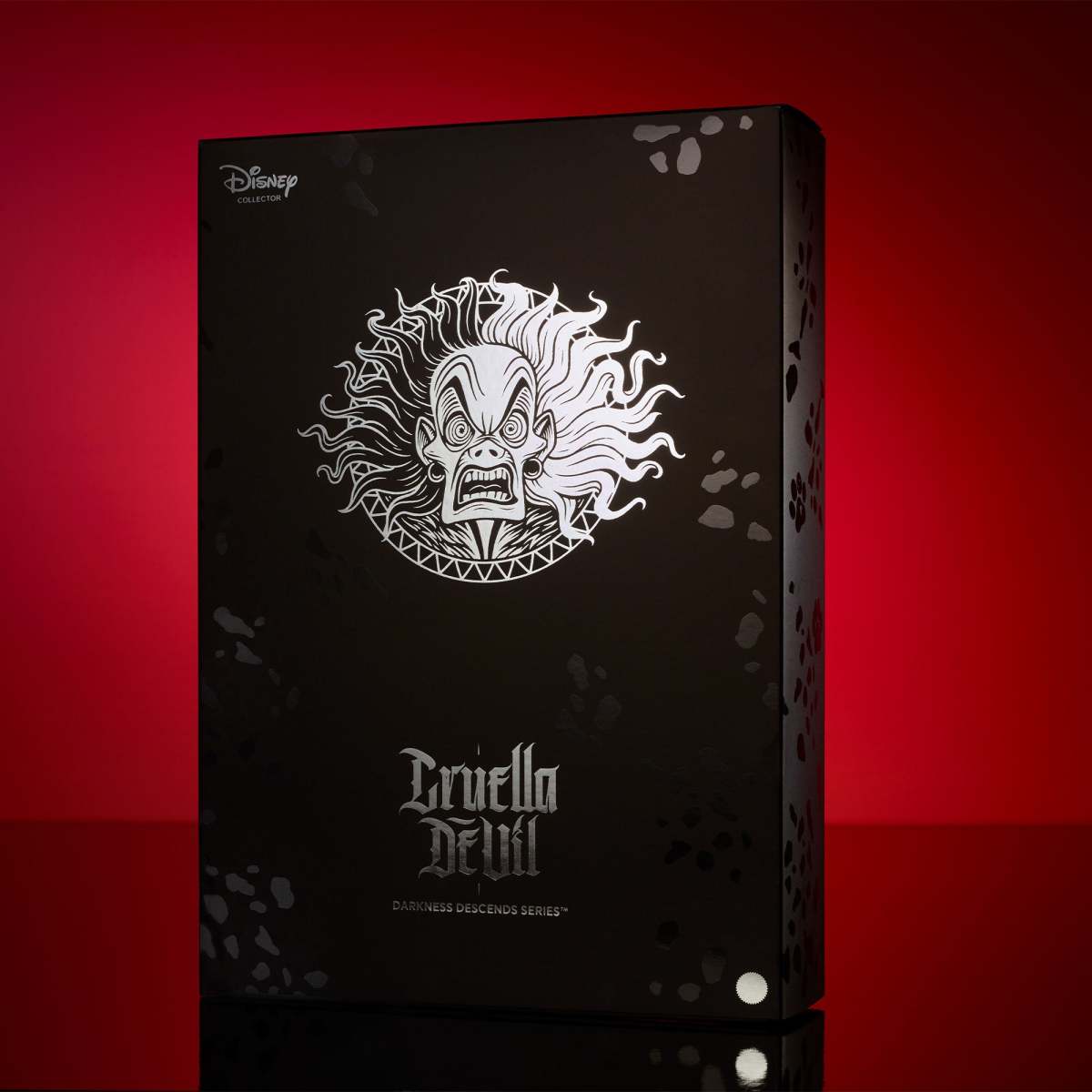 Mattel Creation 迪士尼 黑暗降臨『《101 忠狗》庫伊拉·德·威爾』收藏娃娃，高質感詮釋惡名昭彰的時尚惡女！