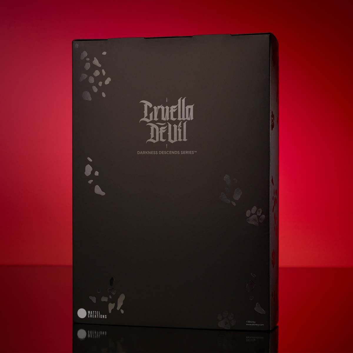 Mattel Creation 迪士尼 黑暗降臨『《101 忠狗》庫伊拉·德·威爾』收藏娃娃，高質感詮釋惡名昭彰的時尚惡女！