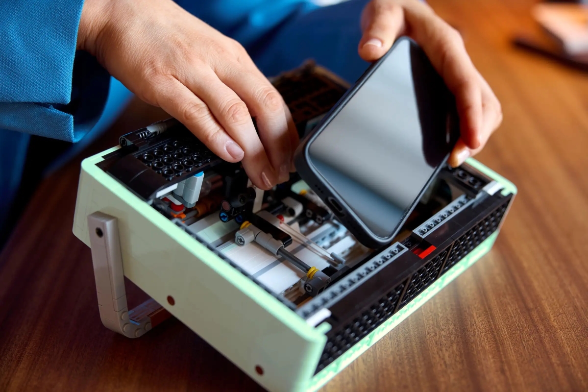 LEGO 10334 Icons 系列「復古收音機」（Retro Radio）不只搭載音效磚塊還能放入手機播音樂！