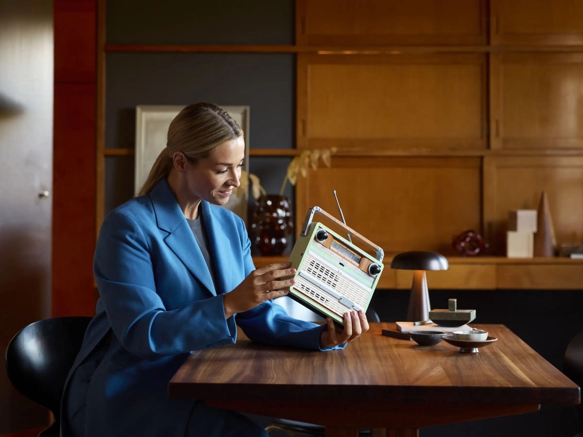 LEGO 10334 Icons 系列「復古收音機」（Retro Radio）不只搭載音效磚塊還能放入手機播音樂！