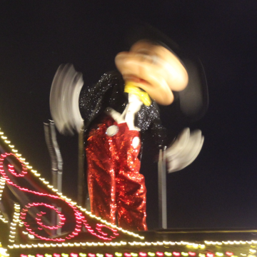 讓我好好拍照啊！推主在東京迪士尼為米奇拍照但怎麼拍怎麼模糊，這老鼠也太難拍！