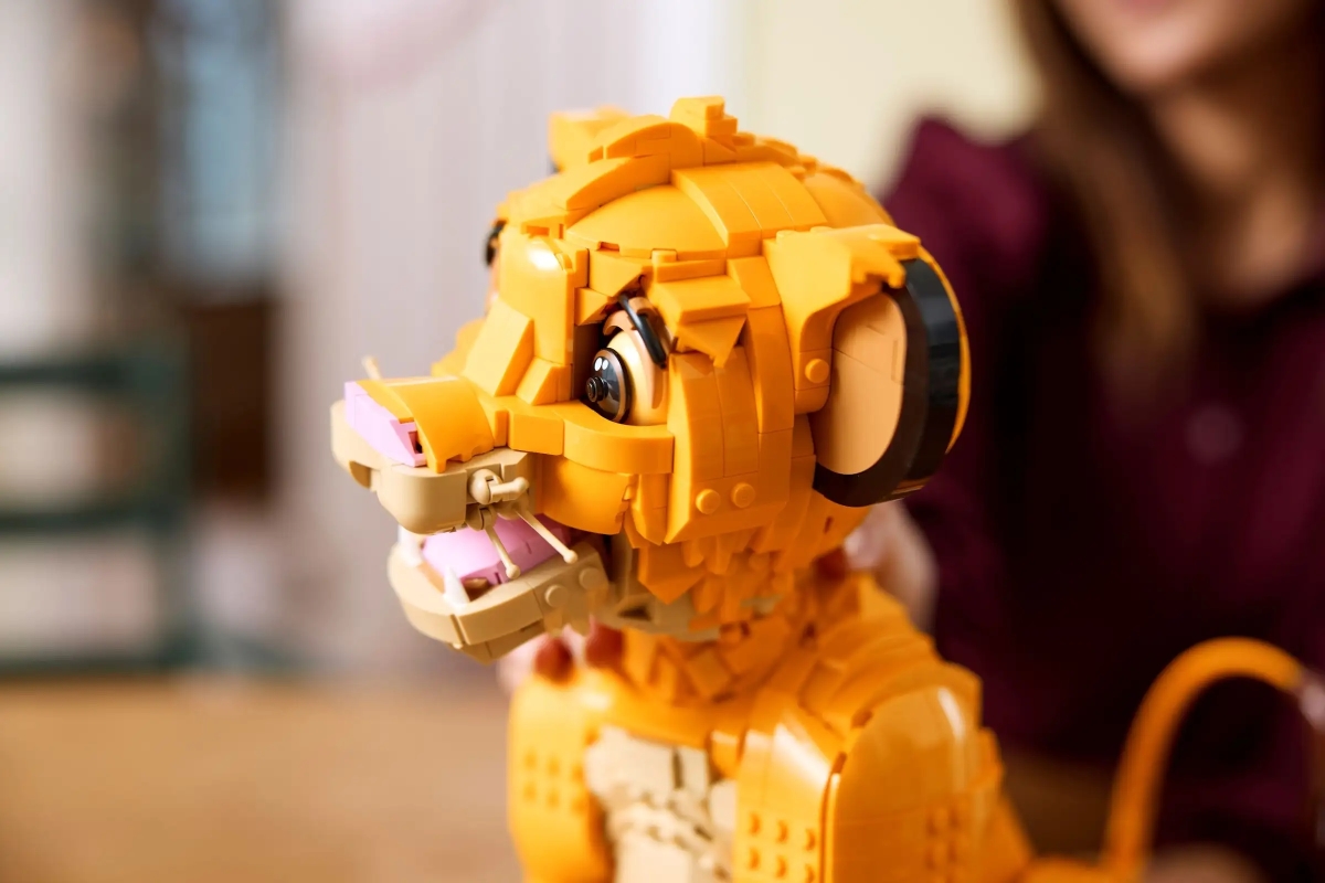 LEGO 43243「幼年獅子王辛巴」、43247「少年獅子王辛巴」靈活可動或專注造型，兩款小獅王等你養！