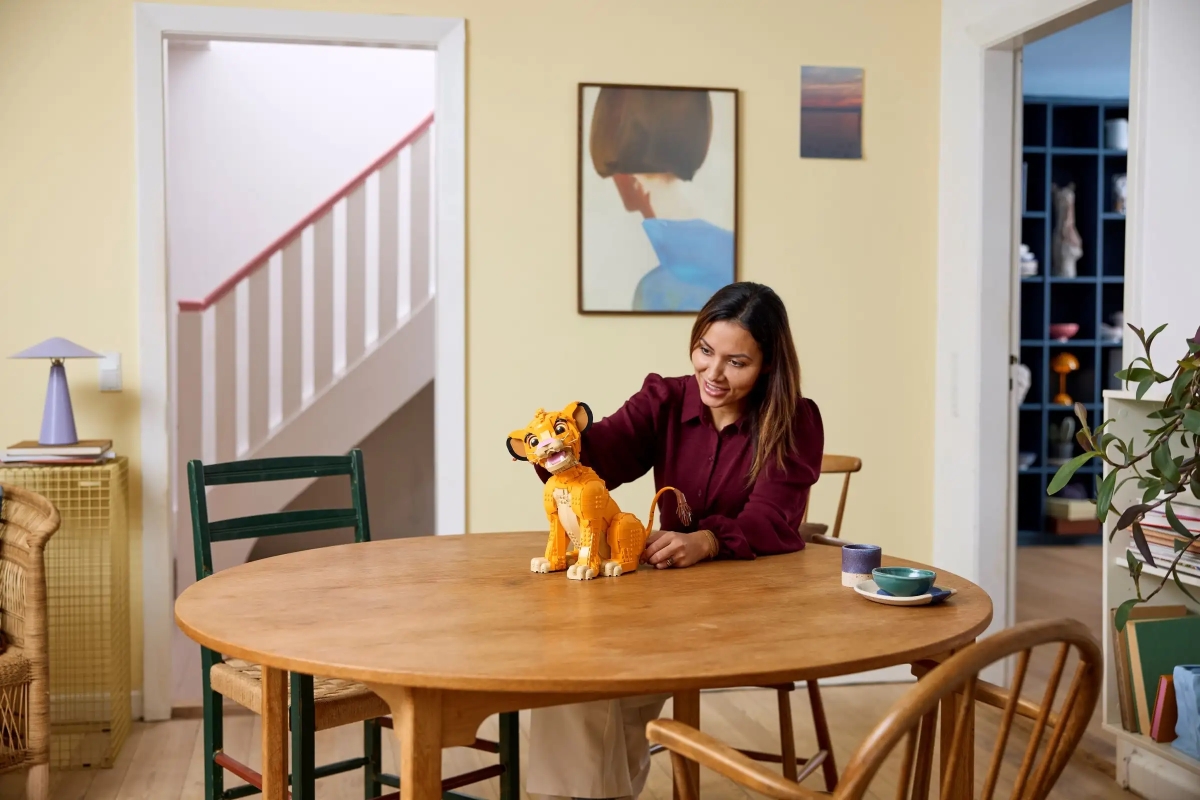 LEGO 43243「幼年獅子王辛巴」、43247「少年獅子王辛巴」靈活可動或專注造型，兩款小獅王等你養！