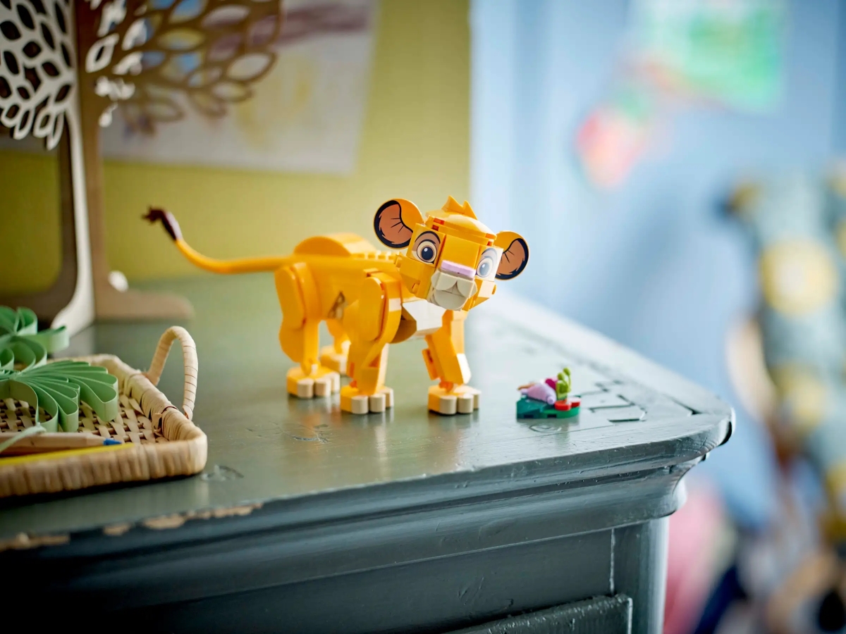 LEGO 43243「幼年獅子王辛巴」、43247「少年獅子王辛巴」靈活可動或專注造型，兩款小獅王等你養！