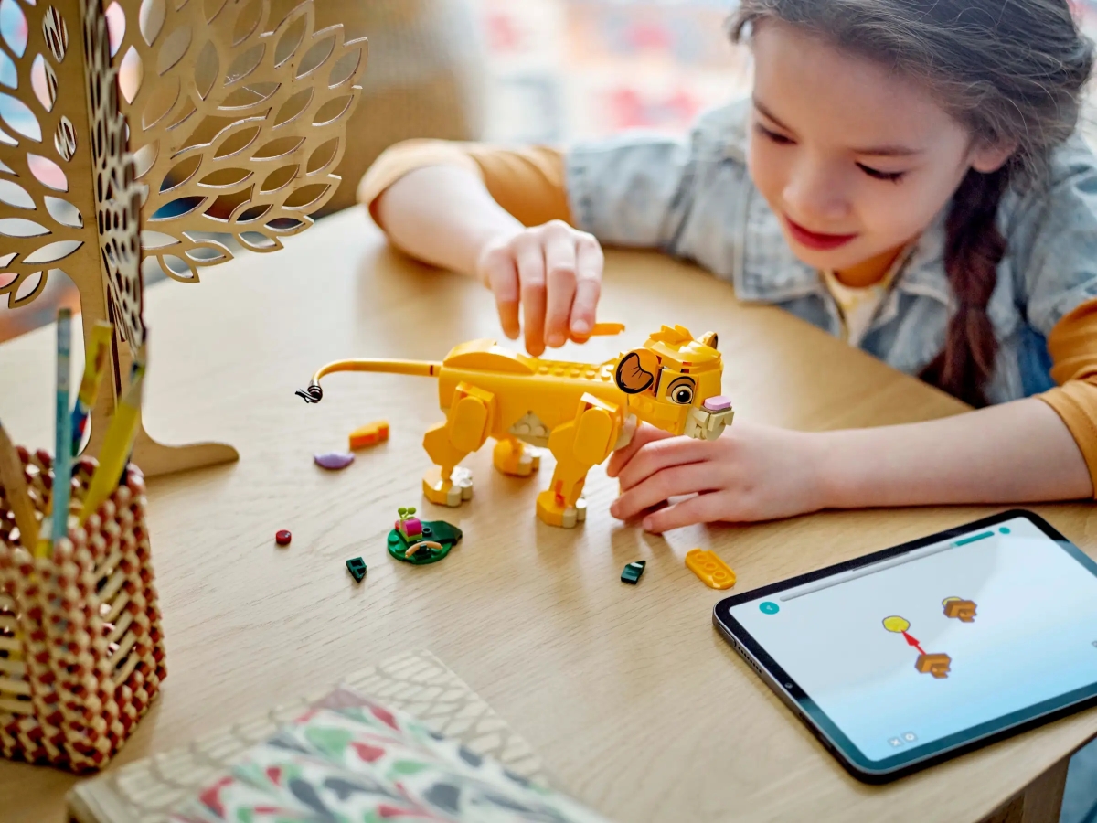 LEGO 43243「幼年獅子王辛巴」、43247「少年獅子王辛巴」靈活可動或專注造型，兩款小獅王等你養！