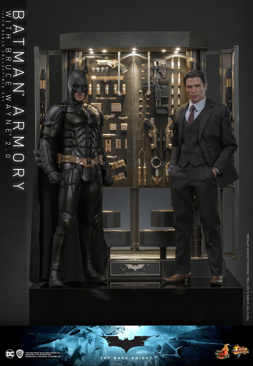Hot Toys『《黑暗騎士》蝙蝠俠武器格納庫與布魯斯·韋恩(Batman Armory with Bruce Wayne) 2.0』1/6 比例收藏套裝組