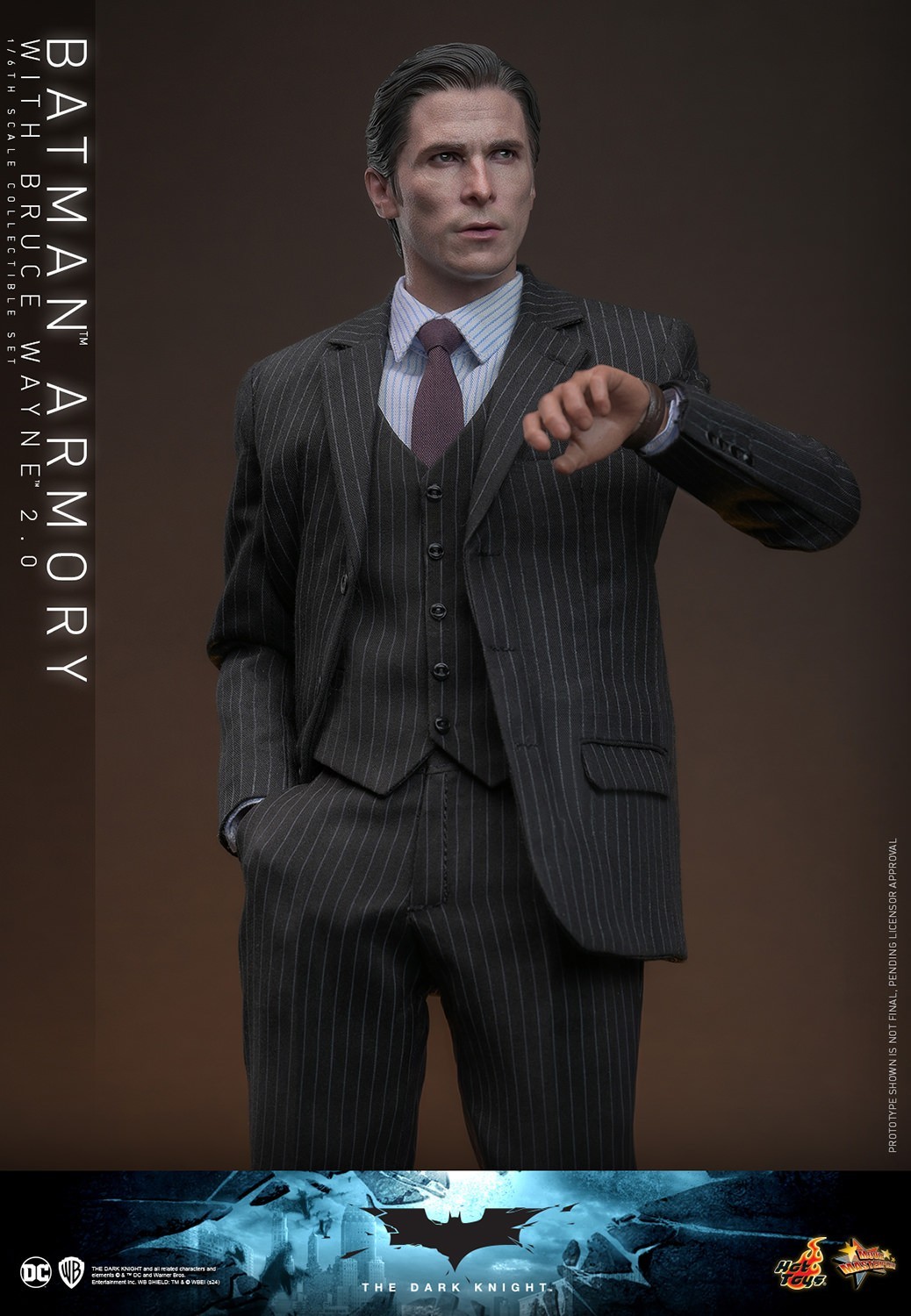 Hot Toys『《黑暗騎士》蝙蝠俠武器格納庫與布魯斯·韋恩(Batman Armory with Bruce Wayne) 2.0』1/6 比例收藏套裝組
