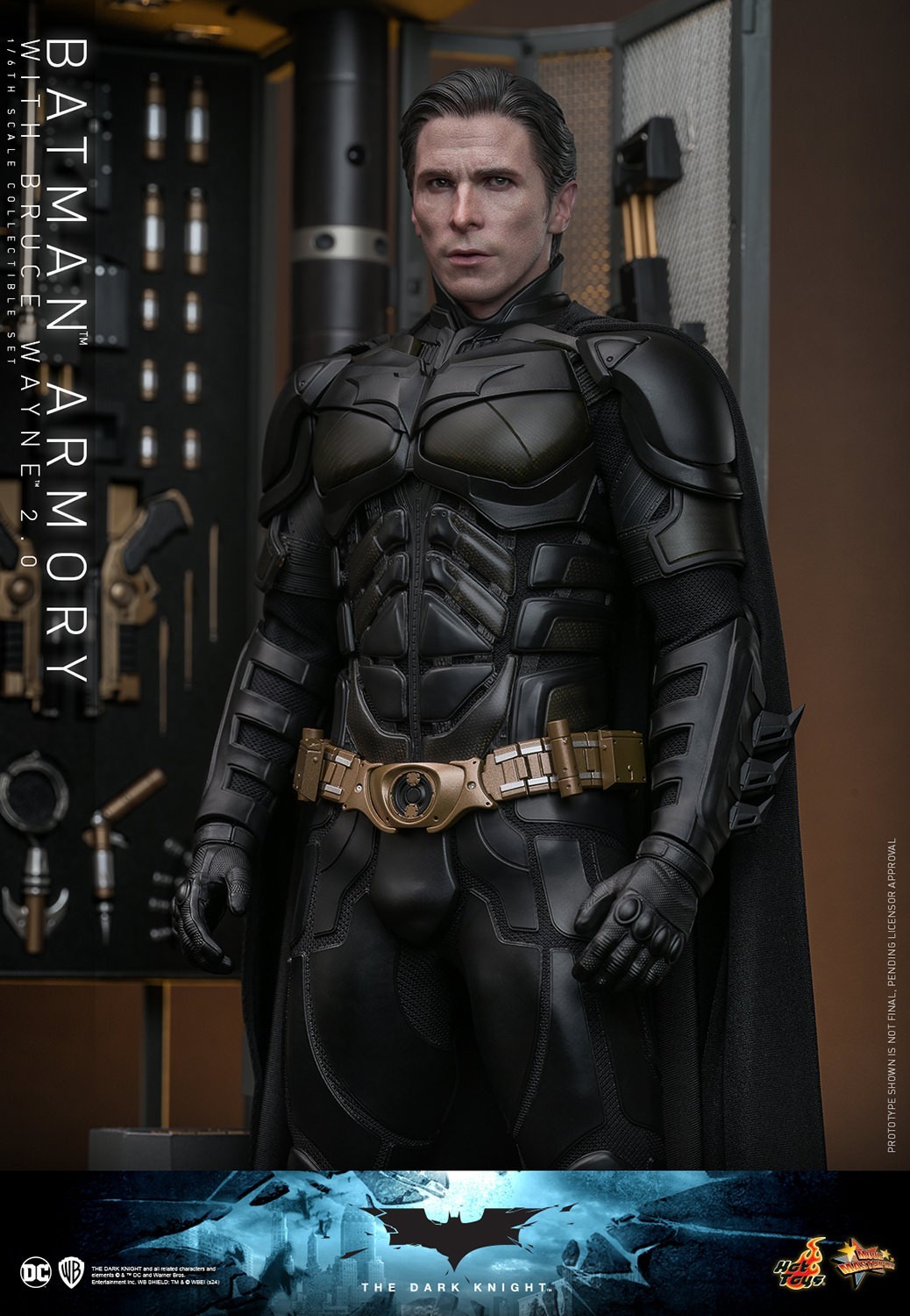 Hot Toys『《黑暗騎士》蝙蝠俠武器格納庫與布魯斯·韋恩(Batman Armory with Bruce Wayne) 2.0』1/6 比例收藏套裝組