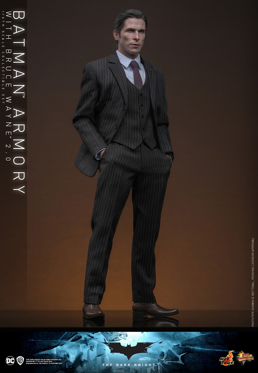 Hot Toys『《黑暗騎士》蝙蝠俠武器格納庫與布魯斯·韋恩(Batman Armory with Bruce Wayne) 2.0』1/6 比例收藏套裝組