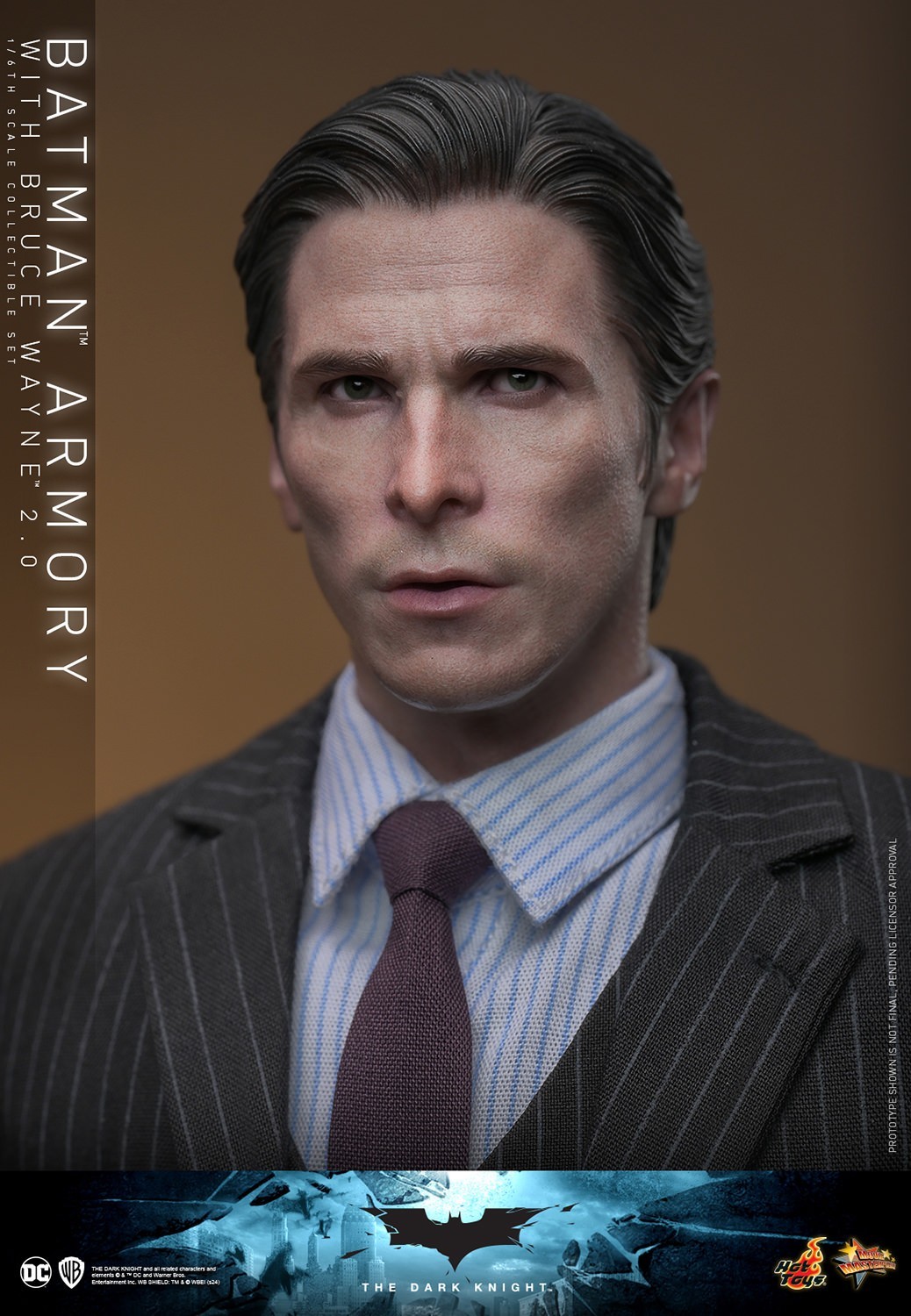 Hot Toys『《黑暗騎士》蝙蝠俠武器格納庫與布魯斯·韋恩(Batman Armory with Bruce Wayne) 2.0』1/6 比例收藏套裝組