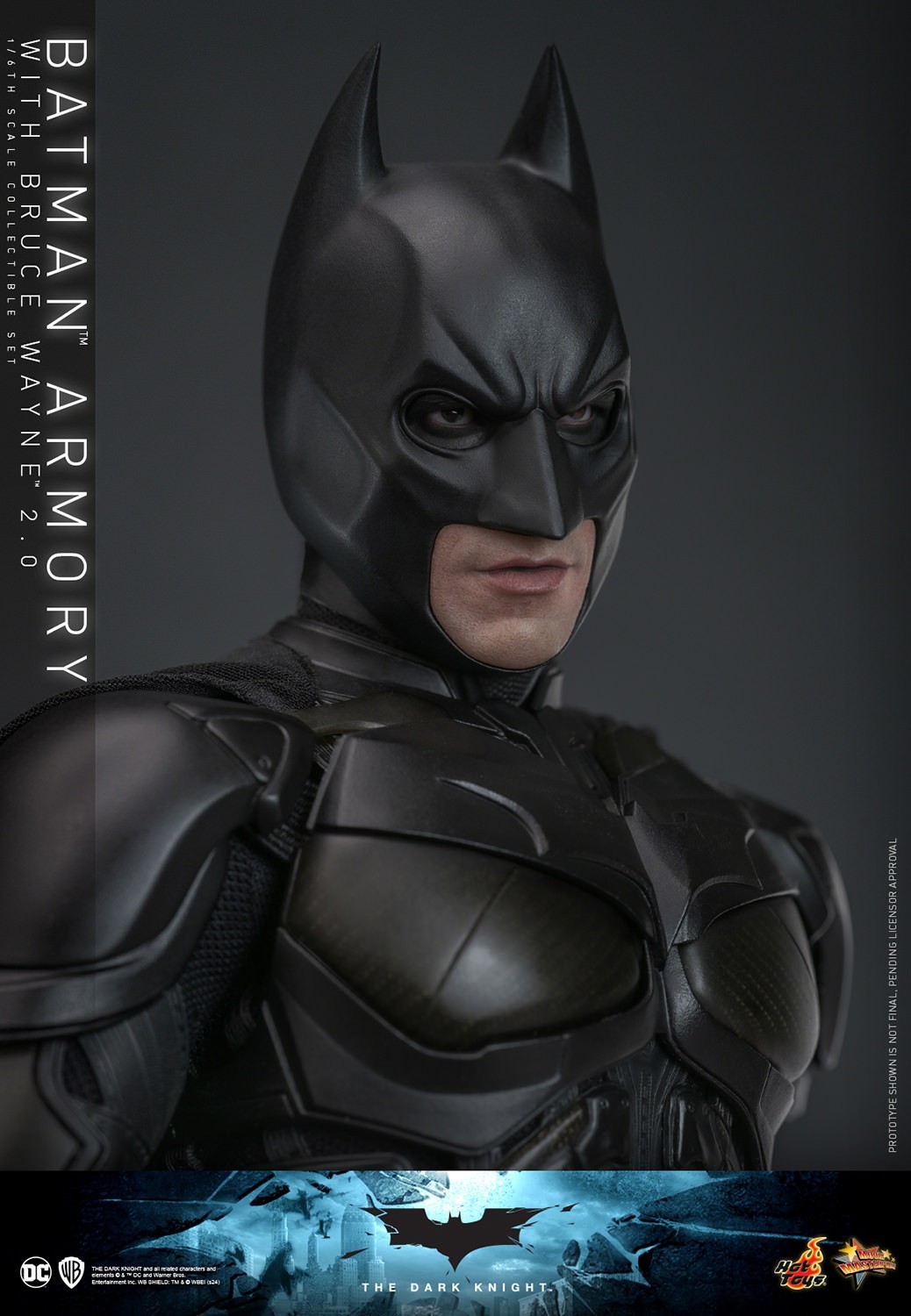 Hot Toys『《黑暗騎士》蝙蝠俠武器格納庫與布魯斯·韋恩(Batman Armory with Bruce Wayne) 2.0』1/6 比例收藏套裝組